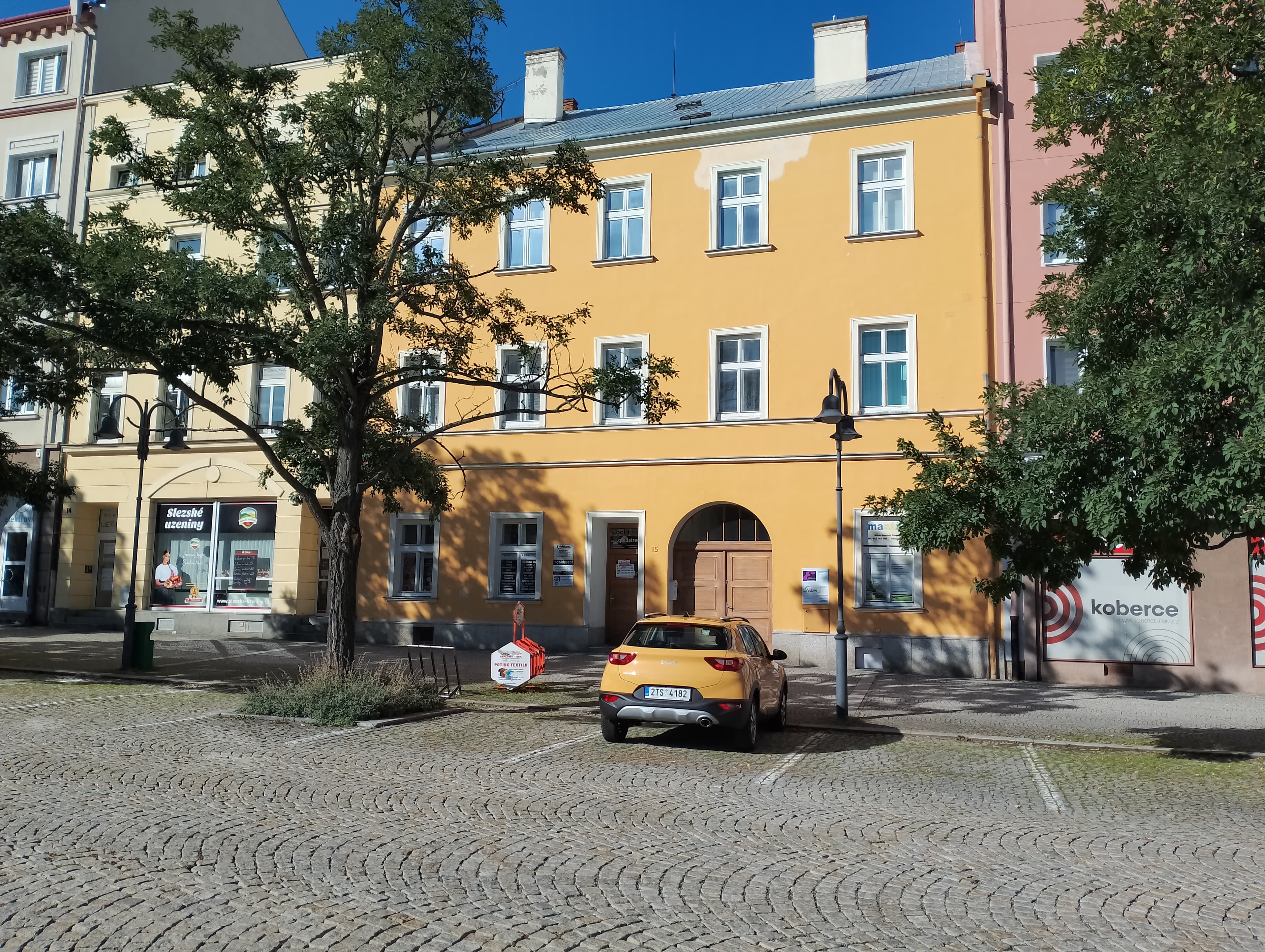 Budova tiskárny na Hlavním náměstí 15 v Krnově včetně okolních provozoven